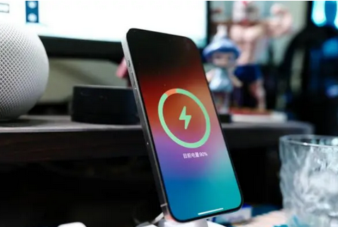 志仲镇苹果15换屏服务分享用什么充电器给iPhone15充电更好 